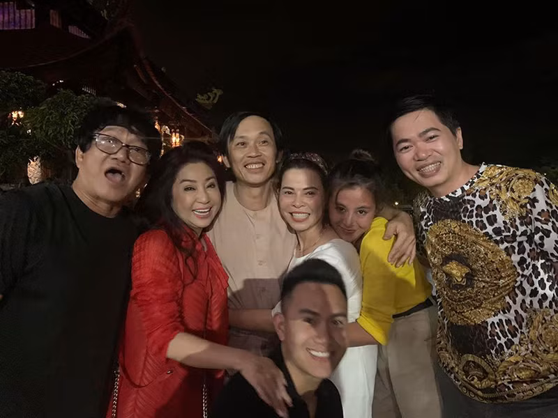 Hình ảnh sinh nhật của Hoài Linh tại nhà thờ Tổ nghiệp được cựu ca sĩ Nguyên Lộc chia sẻ trên trang cá nhân.