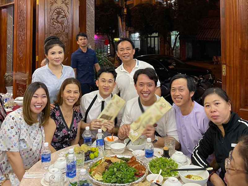 Trước đó, Dương Triệu Vũ khoe ảnh ngày xưa của anh trai Hoài Linh kèm lời chúc: "Em chúc anh có một ngày tràn đầy niềm vui, đầy ắp tình thương và tiếng cười. Anh luôn được mọi người yêu thương và đó cũng là một trong những điều em luôn cố gắng để được giống anh mình. Anh là người anh cả và là niềm hãnh diện của gia đình. Em rất tự hào có người anh là anh 4 và luôn cảm thấy nhỏ bé khi bên anh, dù bây giờ em cũng đã 37, tóc cũng có sợi bạc rồi. Happy birthday anh. Thương anh 4!".