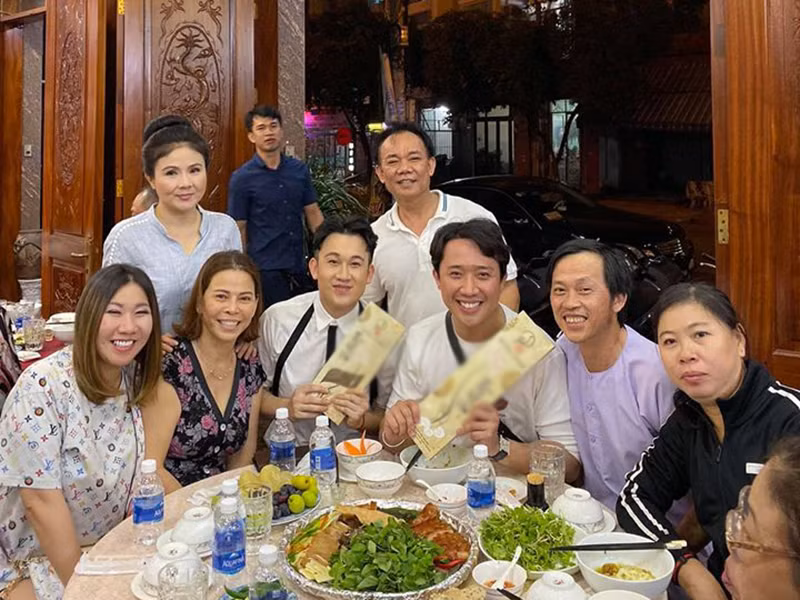 Trước đó, Dương Triệu Vũ khoe ảnh ngày xưa của anh trai Hoài Linh kèm lời chúc: "Em chúc anh có một ngày tràn đầy niềm vui, đầy ắp tình thương và tiếng cười. Anh luôn được mọi người yêu thương và đó cũng là một trong những điều em luôn cố gắng để được giống anh mình. Anh là người anh cả và là niềm hãnh diện của gia đình. Em rất tự hào có người anh là anh 4 và luôn cảm thấy nhỏ bé khi bên anh, dù bây giờ em cũng đã 37, tóc cũng có sợi bạc rồi. Happy birthday anh. Thương anh 4!".