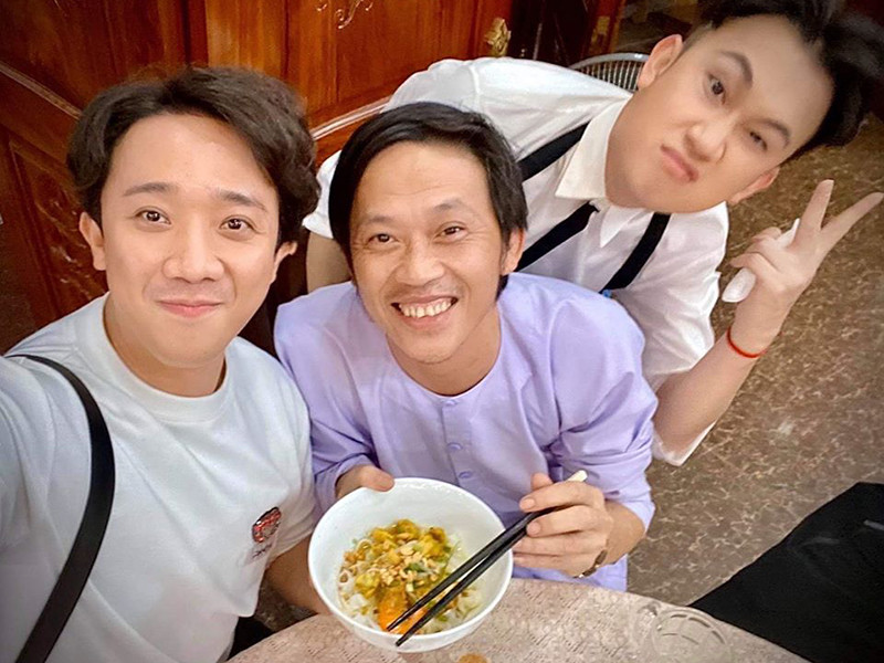 Dương Triệu Vũ vừa đăng tải loạt ảnh sinh nhật của Hoài Linh được tổ chức tại gia đình anh chị của nam danh hài.