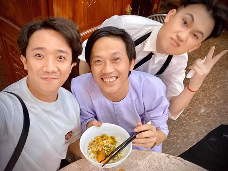 Hoai Linh don sinh nhat gian di ben con trai, dong nghiep