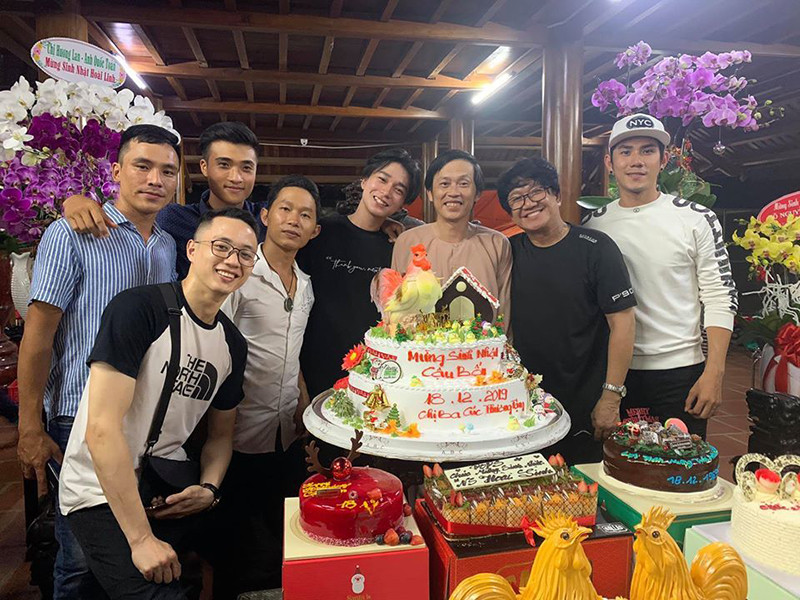 Đồng nghiệp trêu đùa sinh nhật Hoài Linh chỉ có bánh kem, không có mắm và cá khô mà anh yêu thích.