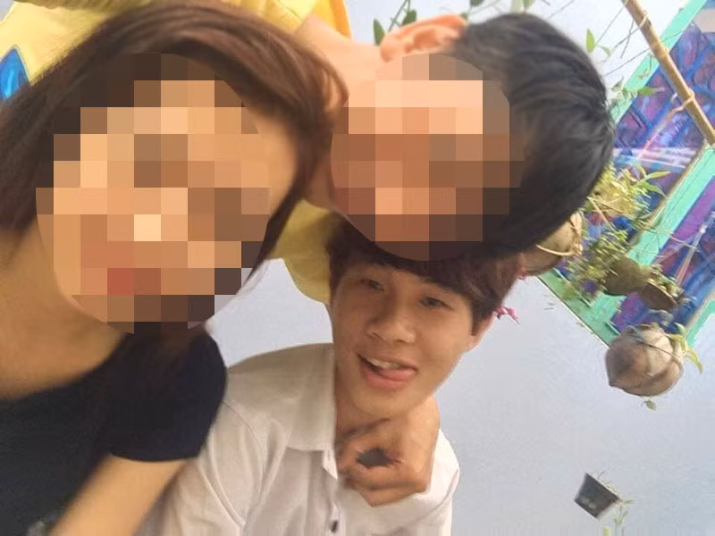 Nam ca sĩ sinh năm 1997 khi chưa nổi tiếng có ngoại hình không nổi bật với mái tóc ngố.