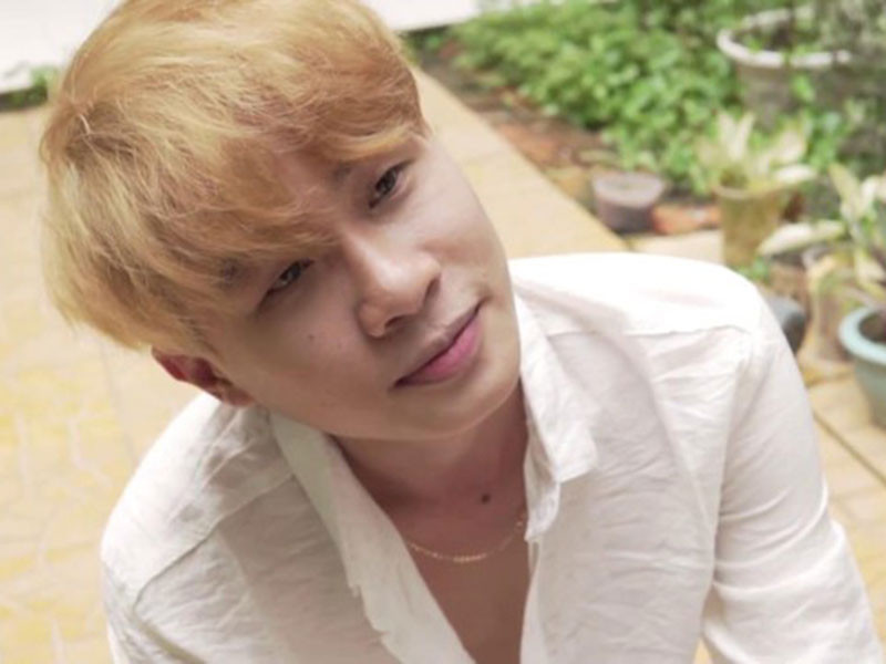 Jack hiện tại nhuộm tóc sáng màu, ăn mặc trẻ trung, sành điệu.