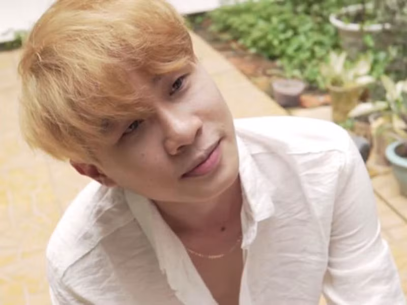 Jack hiện tại nhuộm tóc sáng màu, ăn mặc trẻ trung, sành điệu.