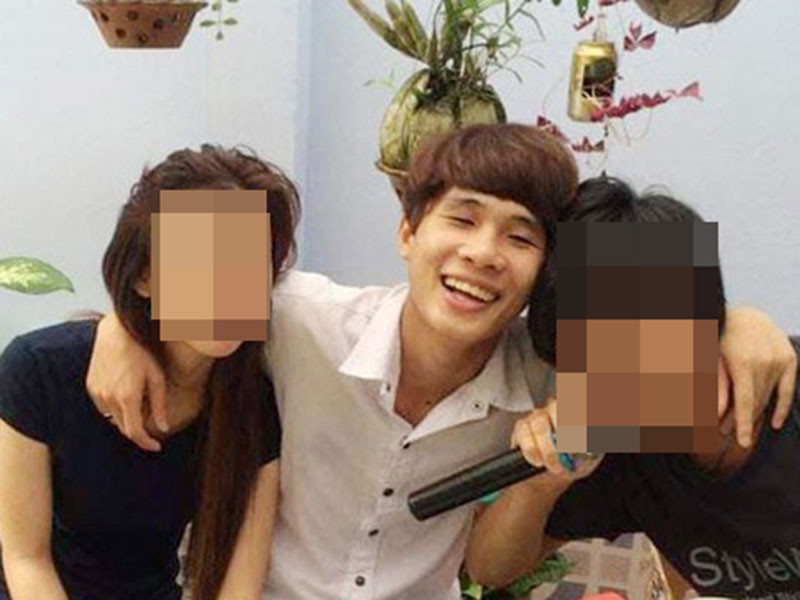 Cư dân mạng lan truyền hình ảnh Jack mặc sơ mi trắng, quần jeans đơn giản bên bạn bè tại một đám cưới.