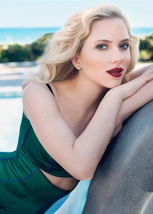 “Góa phụ đen” được biết đến là mỹ nhân sở hữu vẻ đẹp gợi cảm nhất nhì Hollywood.