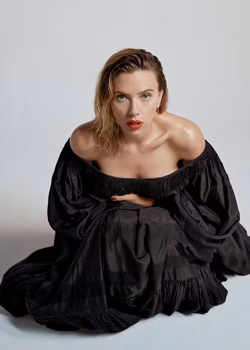 Scarlett giàu có, nổi tiếng và thành công. Tuy nhiên, tình duyên của cô khá lận đận.