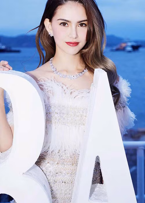 Sau những lần sinh nở, Côn Lăng sớm trở lại với công việc đóng phim, làm người mẫu.