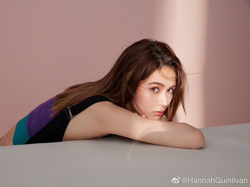 Nữ người mẫu khoe vóc dáng thon gọn, quyến rũ khi chụp ảnh tạp chí.