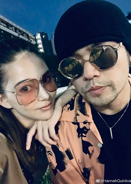 "Ông hoàng nhạc Pop" châu Á còn thường đưa Côn Lăng đi du lịch vào các dịp kỷ niệm hay tháp tùng cô dự các sự kiện giải trí.