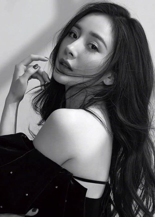 Dương Mịch ly hôn cách đây 1 năm. Chồng cũ của cô chính là Lưu Khải Uy. Ngoài ra, trước khi chia tay, cặp đôi có một cô con gái chung.