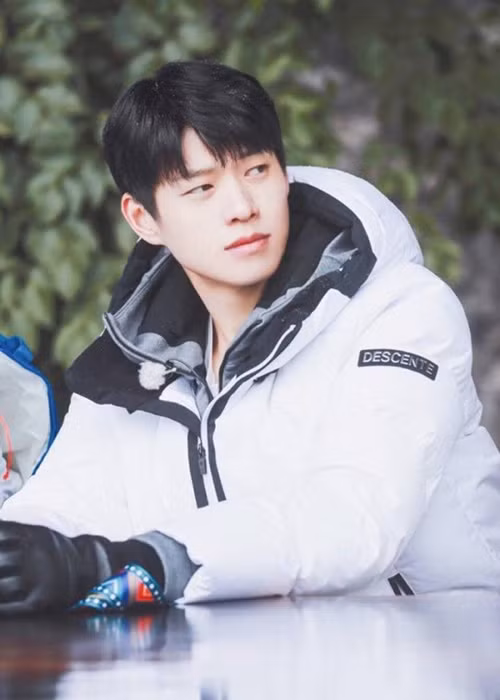 Bố của Ngụy Đại Huân là một doanh nhân sở hữu 18 doanh nghiệp và mở công ty phim ảnh cho con trai làm giám đốc điều hành.