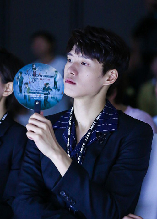 Mẹ của Ngụy Đại Huân là cao thủ thương trường, hoạt động trong lĩnh vực quản lý đầu tư khoa học kỹ thuật.