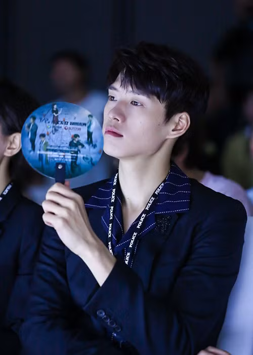 Mẹ của Ngụy Đại Huân là cao thủ thương trường, hoạt động trong lĩnh vực quản lý đầu tư khoa học kỹ thuật.