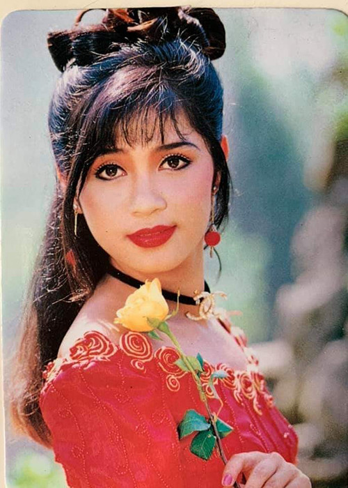 Thời thanh xuân, Việt Trinh sở hữu nhan sắc đẹp hút hồn với gương mặt bầu bĩnh, đôi mắt to tròn.