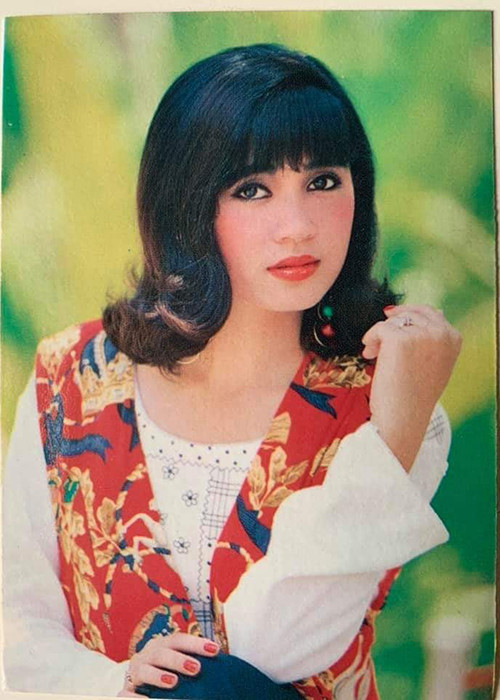 "Giờ nhìn lại hình ngày trước thì một số người chê sến, người mẫu lịch gì đã không cao mà tròn trịa nhưng với thập niên 90 đó là mốt", cô viết.