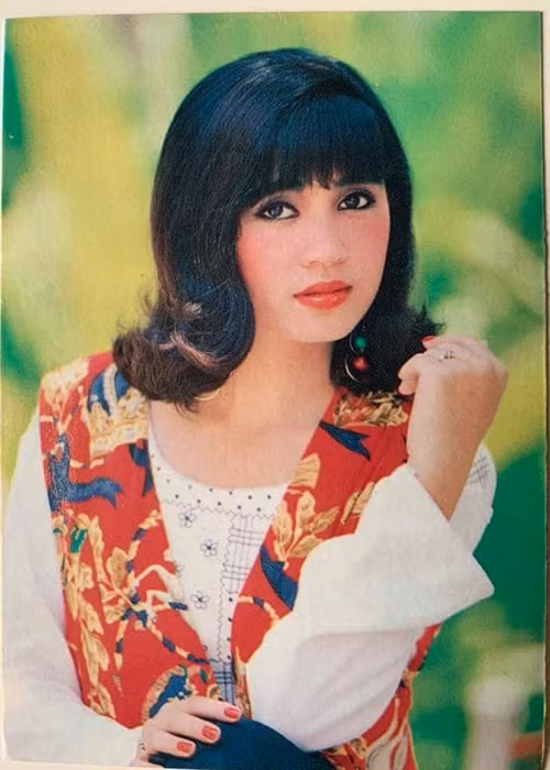 "Giờ nhìn lại hình ngày trước thì một số người chê sến, người mẫu lịch gì đã không cao mà tròn trịa nhưng với thập niên 90 đó là mốt", cô viết.