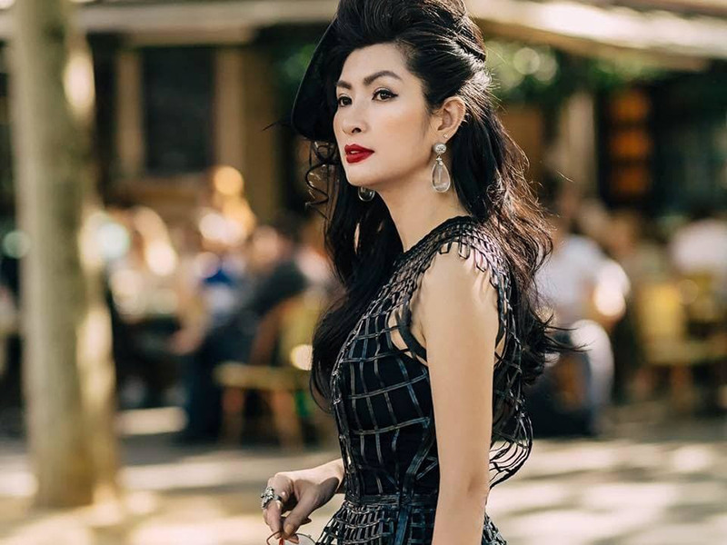 Giữa ồn ào, Hồng Nhung gắng gượng ứng phó khi phát hành album “Niềm đau đã qua” sau đó sang Mỹ sinh sống. Ảnh: Yan