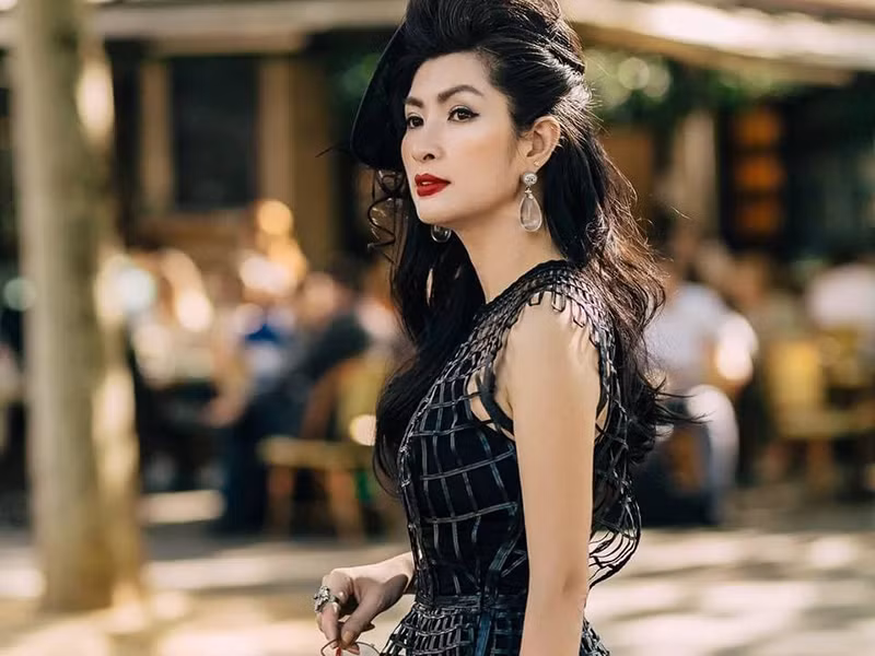 Giữa ồn ào, Hồng Nhung gắng gượng ứng phó khi phát hành album “Niềm đau đã qua” sau đó sang Mỹ sinh sống. Ảnh: Yan