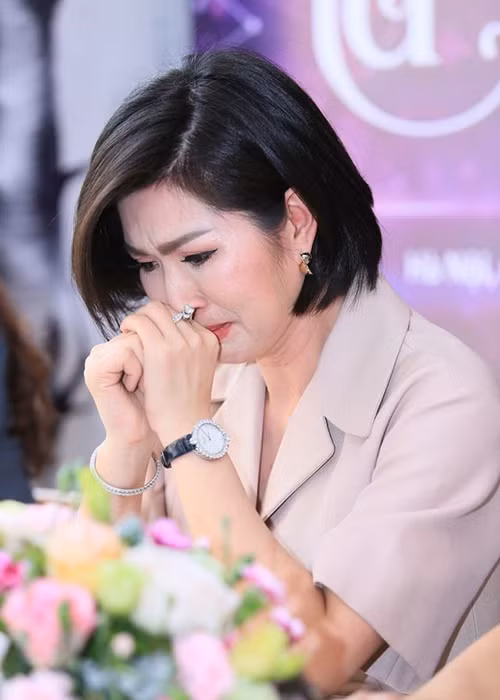 Tháng 3/2019, khi trở về nước và lần đầu tiên trả lời về sự cố năm xưa, Hồng Nhung bật khóc, kể rằng từng tự tử nhưng không chết và phải điều trị tâm lý. Ảnh: Lao động