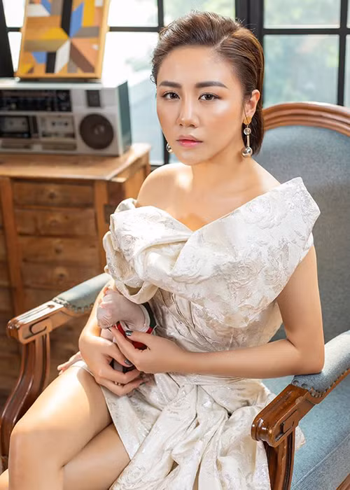 Mới đây, Văn Mai Hương trở thành nạn nhân của trò phát tán clip, ảnh nóng. Hung thủ tung ít nhất 5 video được trích xuất từ camera tại nhà riêng của nữ ca sĩ cách đây 4 năm.