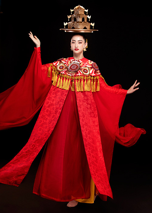 Dances of The World là tiết mục mở màn của chung kết Miss World - Hoa hậu Thế giới. Như thường lệ, thí sinh sẽ đem điệu múa mang màu sắc của đất nước mình cùng nhau trình diễn trên sân khấu. Trước khi lên đường sang Anh Quốc dự thi, Hoa hậu Lương Thùy Linh đã tập luyện điệu múa mâm vàng để trình diễn trong tiết mục Dances of The World.