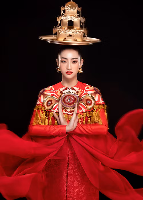 Thùy Linh cho biết, với điệu múa này, khó nhất là ở kỹ thuật tung mâm, lật mâm phải làm sao cho bàn tay thật uyển chuyển mà vẫn giữ được mâm múa không bị rơi.