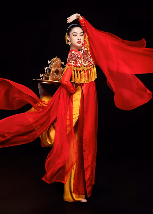 Múa mâm vàng có nhiều động tác, như dùng tay cuộn để dâng mâm, đội mâm lên đỉnh đầu, trên trán, trên cằm, trên môi, chuyển mâm trên vai, trên lưng, thậm chí dùng bàn chân để dâng mâm.