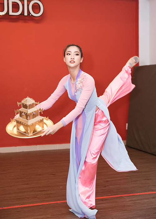 Hình ảnh Lương Thùy Linh tập luyện cho cuộc thi Hoa hậu Thế giới.