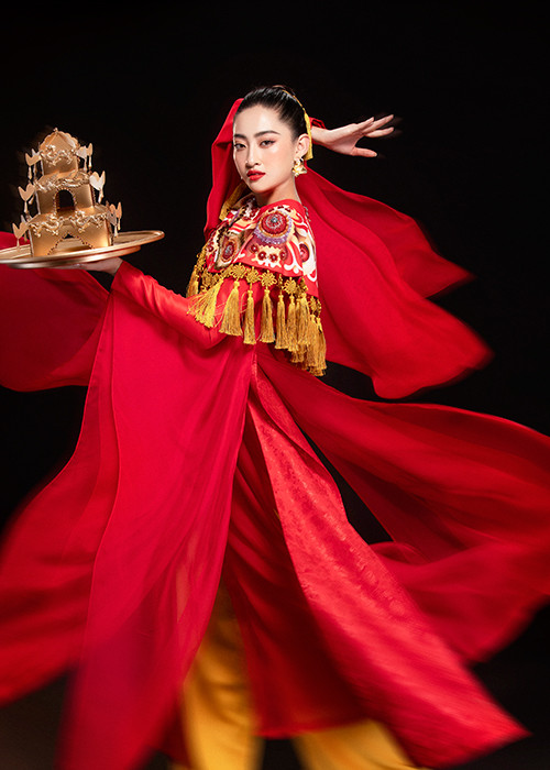 Múa mâm vàng là một điệu múa đòi hỏi nhiều kỹ thuật vì vậy Lương Thuỳ Linh đã có sự chuẩn bị cho phần trình diễn này từ sớm.