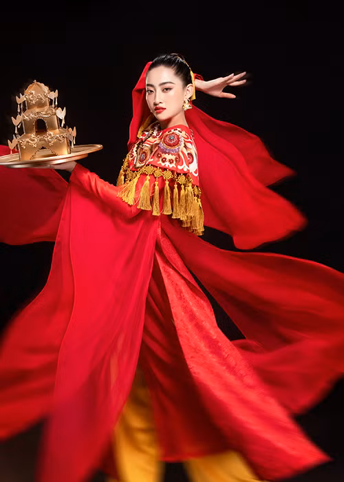 Múa mâm vàng là một điệu múa đòi hỏi nhiều kỹ thuật vì vậy Lương Thuỳ Linh đã có sự chuẩn bị cho phần trình diễn này từ sớm.