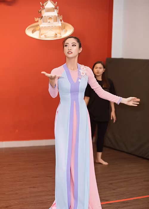 Người đẹp gốc Cao Bằng sẽ mặc bộ trang phục của NTK Thuỷ Nguyễn khi trình diễn Dances of The World.