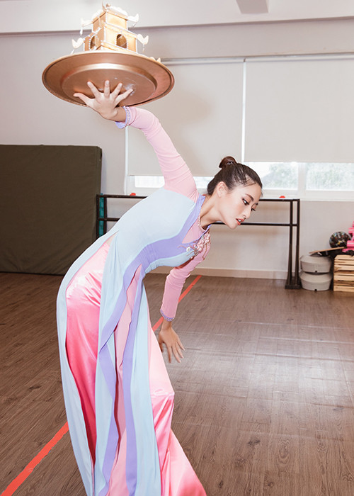 Biên đạo Huỳnh Mến là người hướng dẫn điệu múa độc đáo này cho Hoa hậu Thùy Linh.