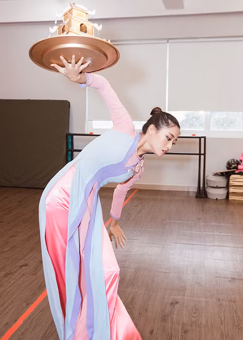 Biên đạo Huỳnh Mến là người hướng dẫn điệu múa độc đáo này cho Hoa hậu Thùy Linh.