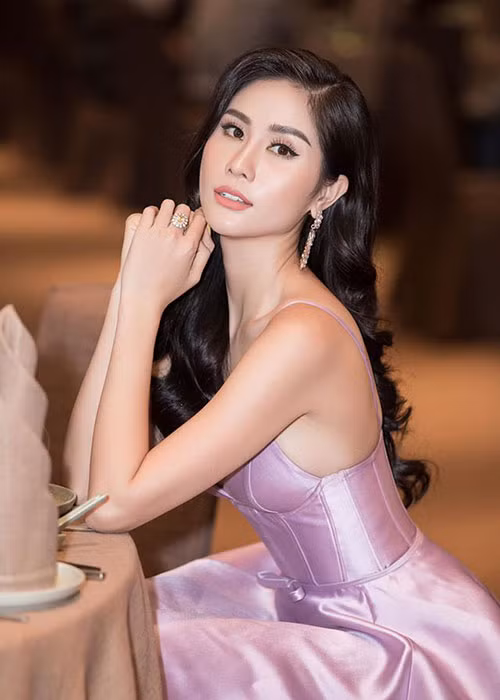 Giữa ồn ào, người đẹp phân trần cô hoạt động mạnh trong lúc thực hiện nhiệm vụ nên không để ý bị lộ vòng một. Hoàng Hạnh nhấn mạnh bản thân sẽ rút kinh nghiệm.