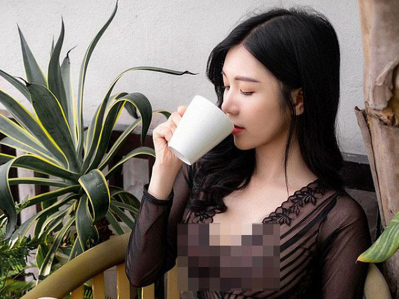 Tháng 11/2019, Thanh Bi trở thành tâm điểm của dư luận khi hình ảnh hot girl này mặc đồ xuyên thấu lộ miếng dán ngực được chia sẻ trên mạng xã hội. Số đông ý kiến cho rằng hình ảnh Thanh Bi phản cảm.