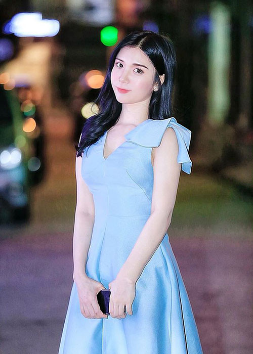 Trước ồn ào trang phục, Thanh Bi lập tức lên tiếng phân trần. Chia sẻ trên Vietnamnet, tình cũ của Quang Lê cho biết, cô không đăng tải hình ảnh và không hiểu tại sao hình ảnh này lại bị chia sẻ.