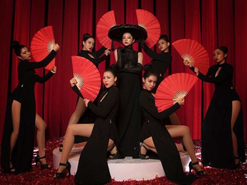 Việc Nhã Tiên tung MV có nhiều cảnh hở hang, mang tính gợi dục để gây chú ý khiến cô nhận trái đắng với lượt người xem MV rất thấp, sau đó MV biến mất khỏi Youtube.