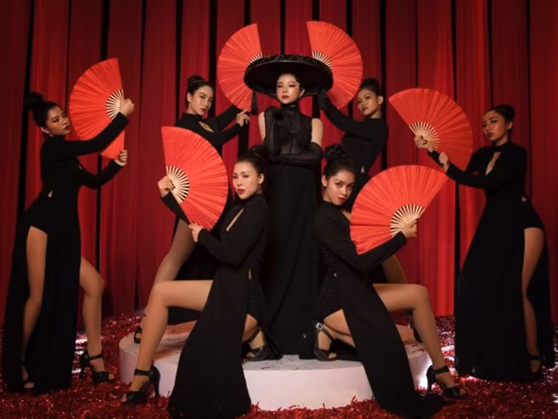 Việc Nhã Tiên tung MV có nhiều cảnh hở hang, mang tính gợi dục để gây chú ý khiến cô nhận trái đắng với lượt người xem MV rất thấp, sau đó MV biến mất khỏi Youtube.