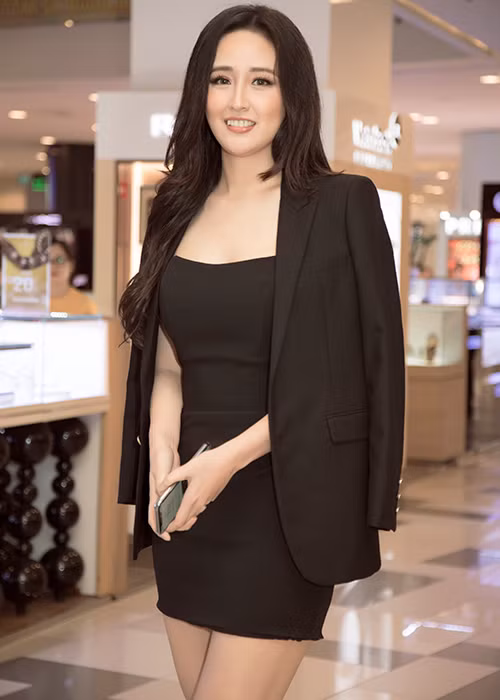 "Vẫn biết thành tựu này rất mong manh vì kỷ lục sinh ra là để bị phá vỡ nhưng vẫn chúc mừng ê-kíp vì những nỗ lực của họ", người đẹp chia sẻ.