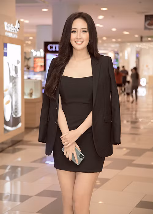 Mới nhất, nàng hoa hậu khoe phim "Chị chị em em" cán mốc 12 tỷ trong 2 ngày có suất chiếu sớm, chính thức trở thành sản phẩm điện ảnh Việt có doanh thu ngày công chiếu sớm cao nhất trong năm 2019.