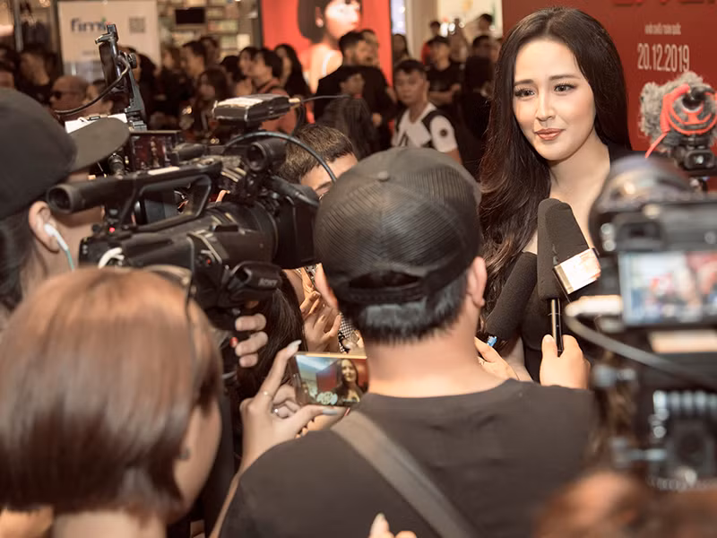 Cô cho biết thêm, bản thân cảm thấy may mắn khi lần đầu tiên đầu tư phim đã được làm việc với một ê-kíp tốt như vậy.