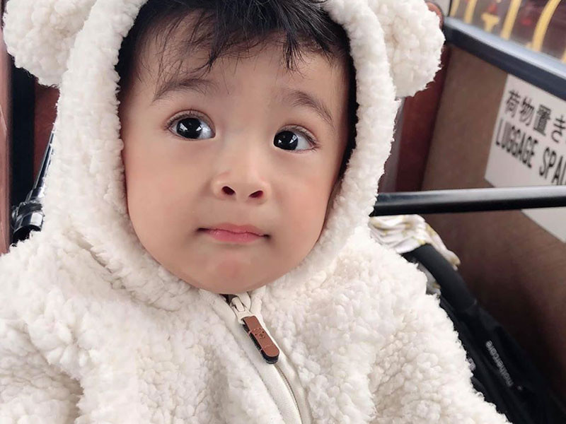 Bé Nanda có đôi mắt sáng, to tròn, khuôn miệng xinh xắn cùng chiếc mũi thon gọn.