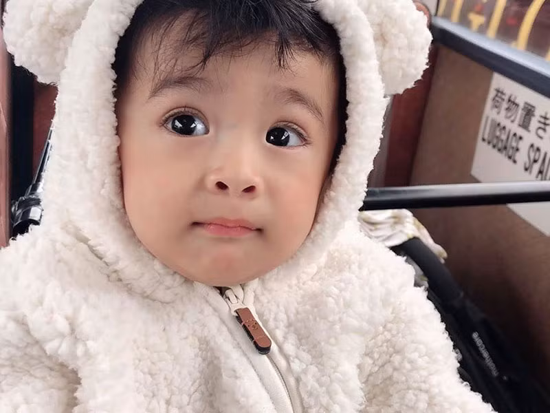 Bé Nanda có đôi mắt sáng, to tròn, khuôn miệng xinh xắn cùng chiếc mũi thon gọn.