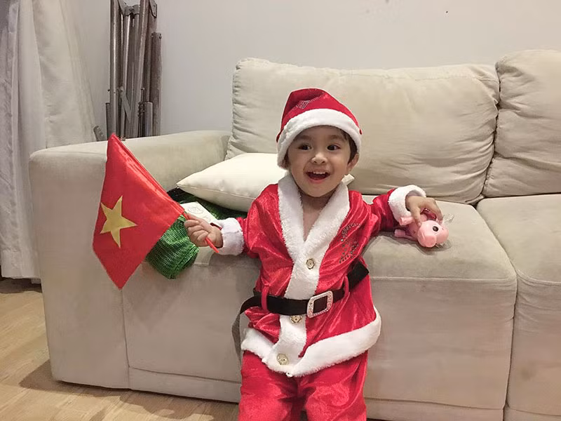 Nữ diễn viên phim "Cổng mặt trời" đăng tải hình ảnh con trai hóa ông già Noel.