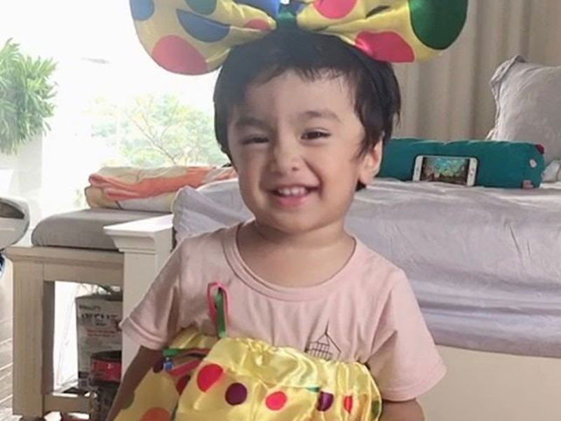 Càng lớn, quý tử lai Ấn Độ của Nguyệt Ánh càng kháu khỉnh.