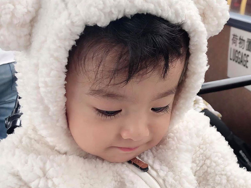 Quý tử nhà Nguyệt Ánh sở hữu làn da trắng hồng.