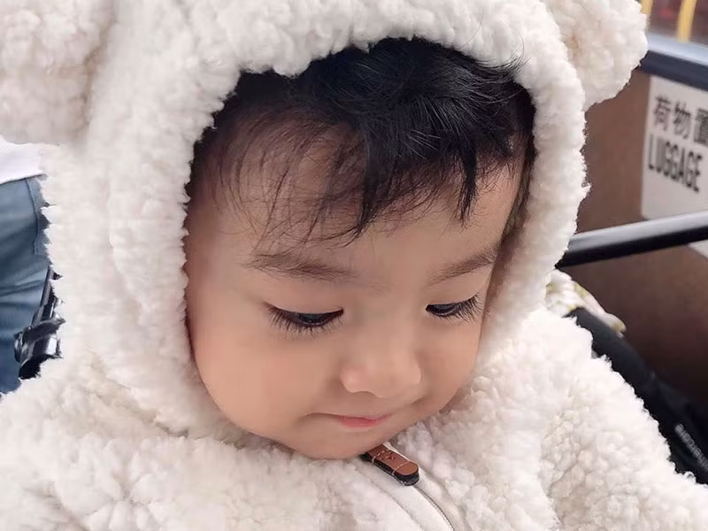 Quý tử nhà Nguyệt Ánh sở hữu làn da trắng hồng.