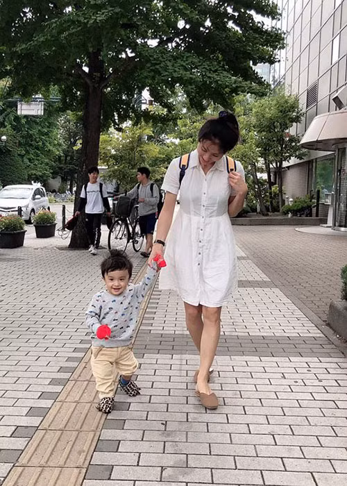 Nguyệt Ánh từng tiết lộ việc chăm con khiến cô khá vất vả, không còn thời gian ngủ nghỉ nhưng khi đi làm xa, cô nhớ con đến không ngủ được.